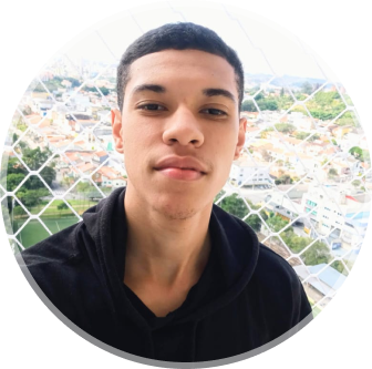 Foto de David sorrindo com camiseta preta.